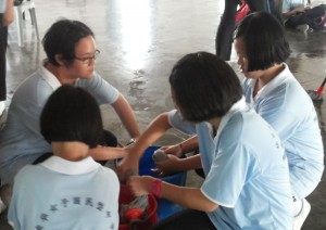 同学们正在把抹布洗干净。